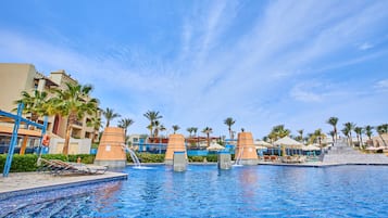 4 outdoor pools, pool umbrellas, sun loungers