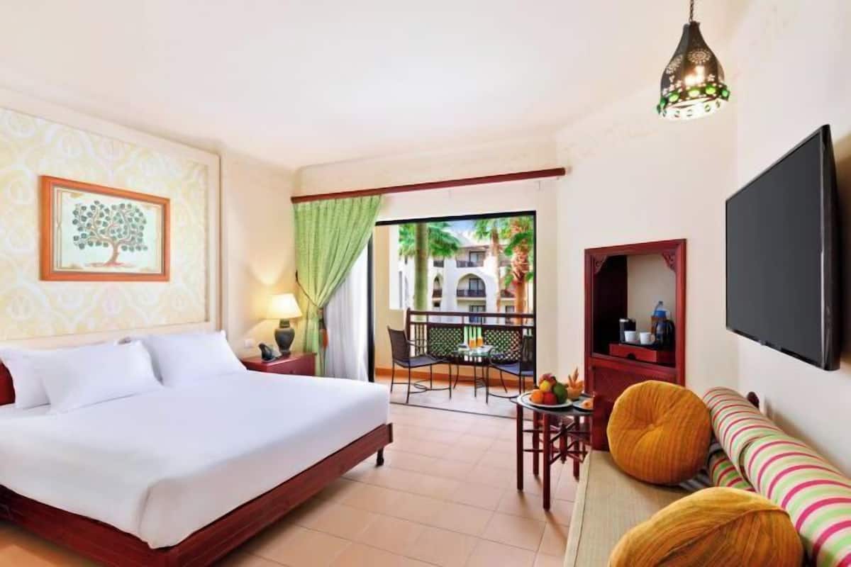 Minibar, decoración personalizada, muebles diferentes y escritorio