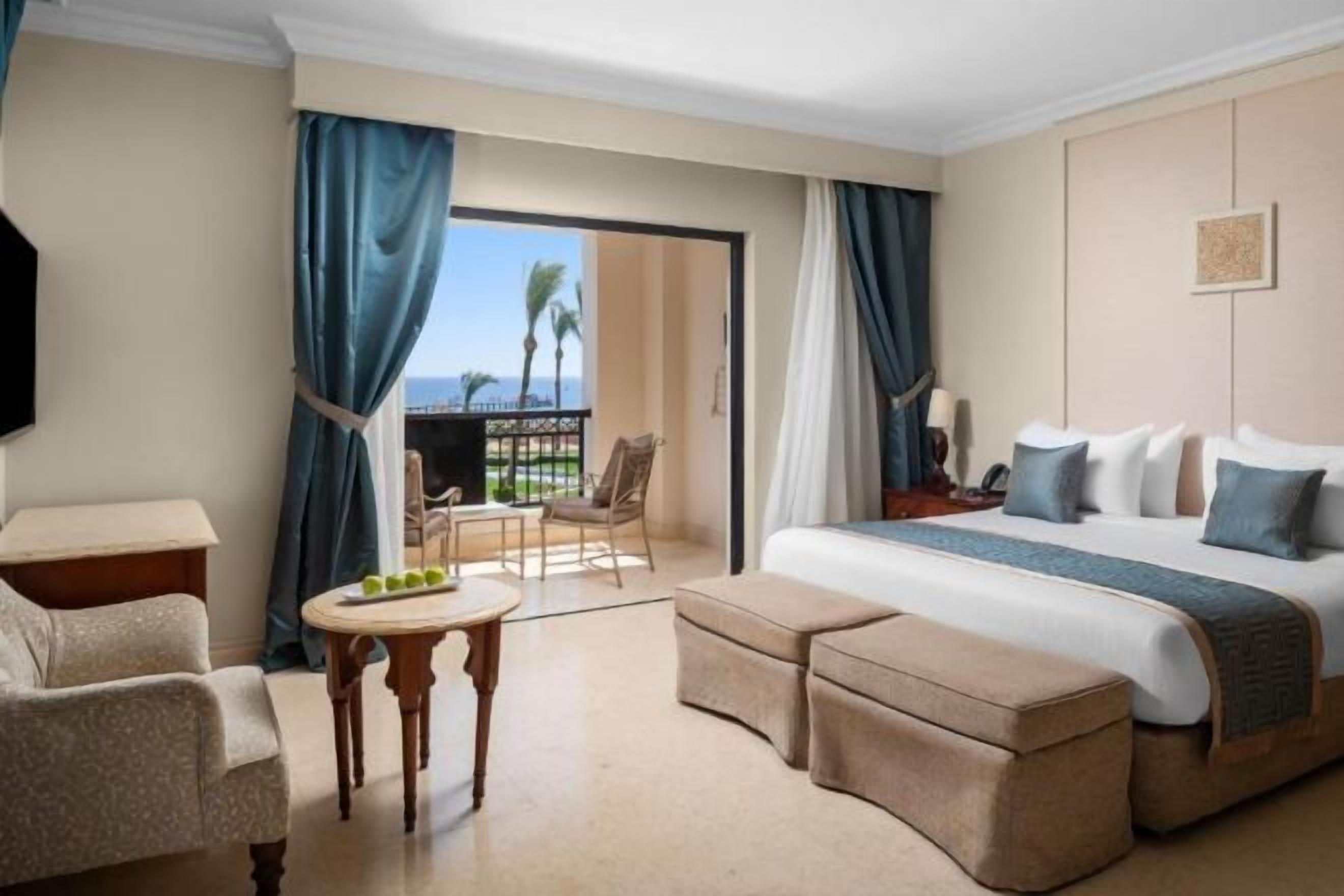 Minibar, individually decorated, individually furnished, desk