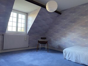 6 bedrooms, iron/ironing board, travel cot, free WiFi