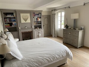 3 habitaciones, escritorio y tabla de planchar con plancha 