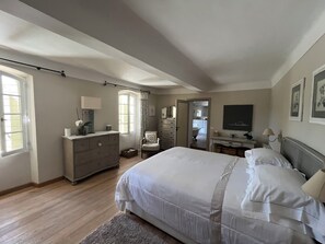 3 bedrooms, desk, iron/ironing board, travel crib