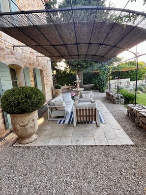 Terrace/patio - Charming Provencal Villa set in the heart of the Medieval village of Chateauneuf (Châteauneuf-Grasse)