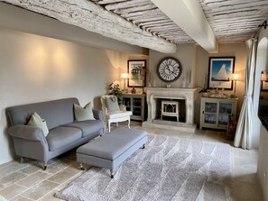 Smart TV, chimenea, tenis de mesa y libros 