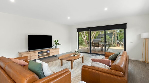 تلفزيون، ألعاب فيديو، كُتُب