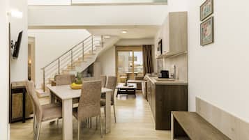 Family Suite | Living area | 40-inch Smart TV with satellite channels, TV