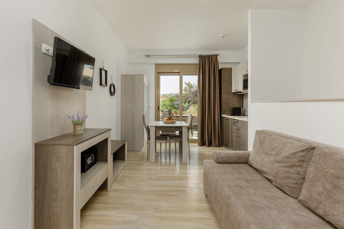 Economy Apartment | Ruang tamu | 40 inci sebuah televisyen pintar dengan satelit, TV