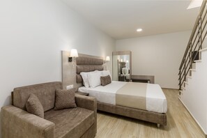 In-room safe, soundproofing, free WiFi, bed sheets - Aria Garden Suites (Sithonia)