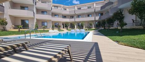 Alberca al aire libre por temporada y camastros