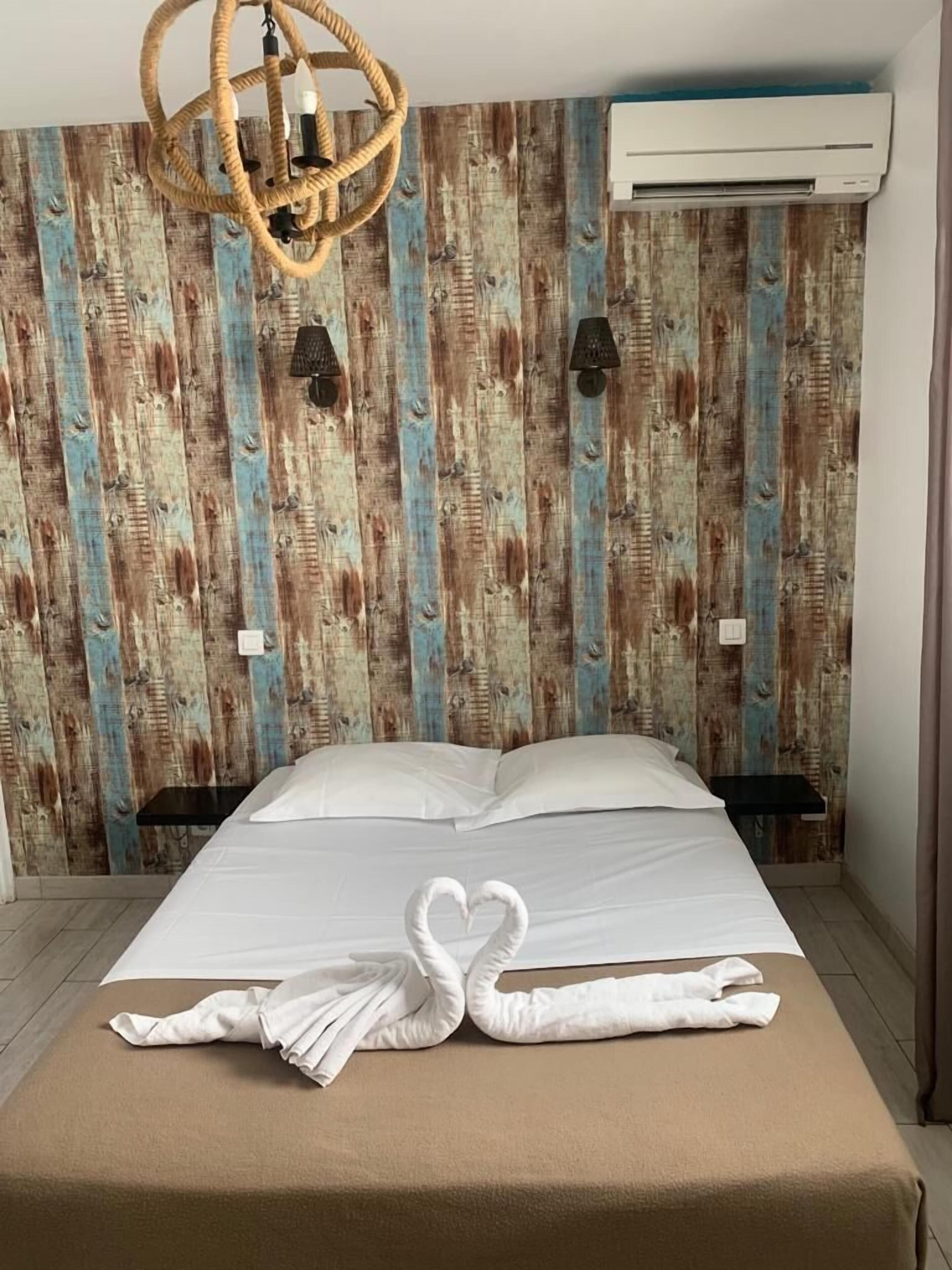 In-room safe, free WiFi, bed sheets