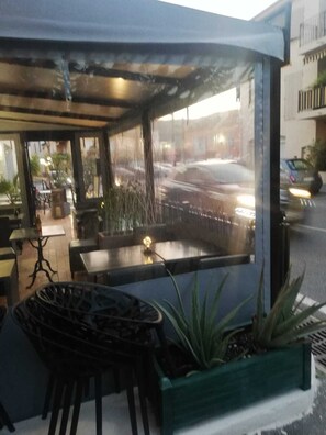 Sarapan bufet setiap hari (EUR 9 seorang) 