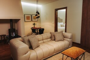 Superior Apartment | Living area | 46-inch Smart TV with cable channels, TV, fireplace - Herdade dos Cordeiros (Chamusca)