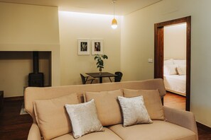 Standard Apartment | Living area | 46-inch Smart TV with cable channels, TV, fireplace - Herdade dos Cordeiros (Chamusca)