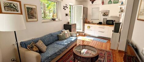 Appartement | Woonruimte | Een 30-inch televisie met digitale zenders