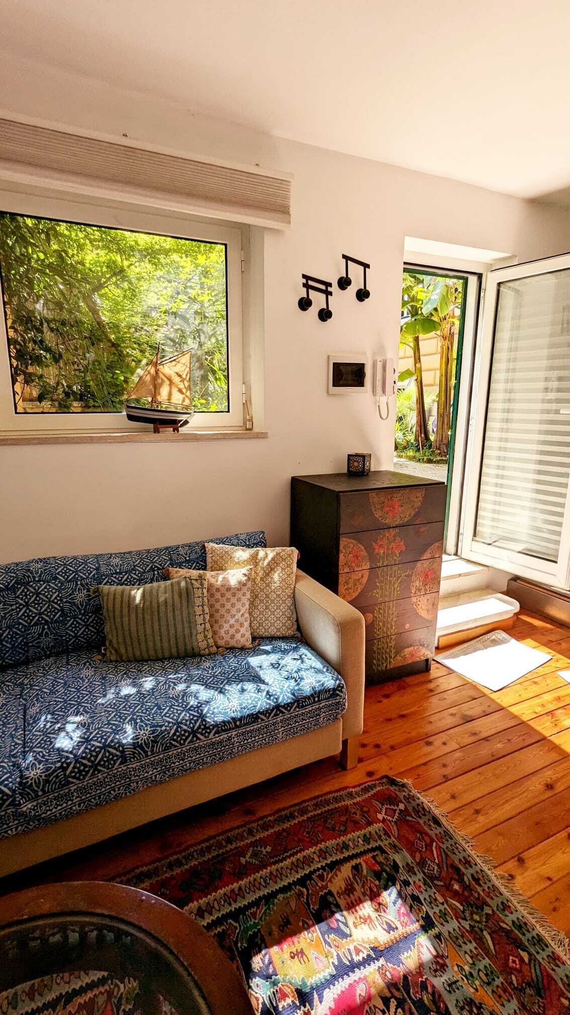 아파트 | 거실 공간 | 디지털 채널 시청이 가능한 30인치 TV