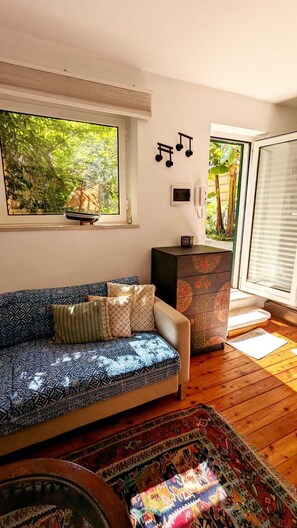 아파트 | 거실 공간 | 디지털 채널 시청이 가능한 30인치 TV