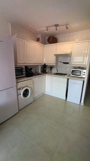 Mikrowelle, Ofen, Herdplatte, Geschirrspüler