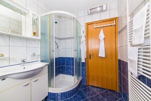 Dusche, HandtĂŒcher, Seife, Toilettenpapier