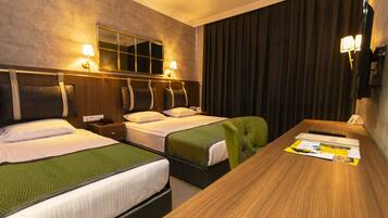 Standardværelse til 3 personer | Egyptiske bomuldslagner, premium-sengetøj, gratis minibar