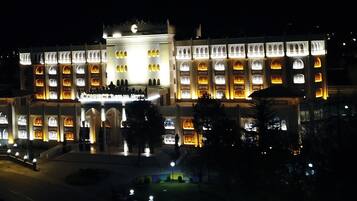 Overnatningsstedets facade – aften/nat