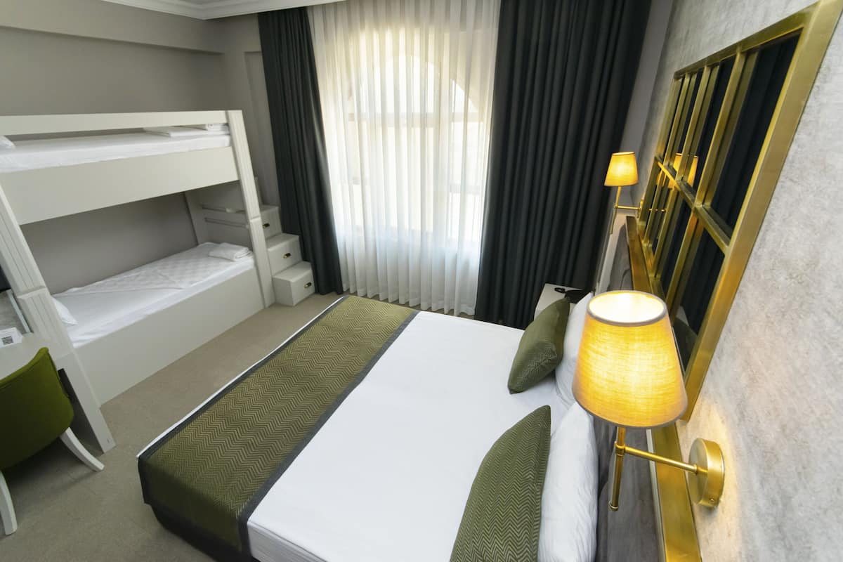 Ranzali Aile Odasi | Egyptian cotton sheets, premium bedding, free minibar, laptop workspace