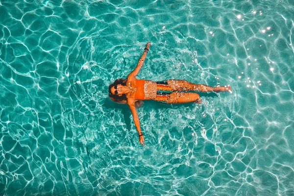 Kolam renang indoor dan kolam renang outdoor