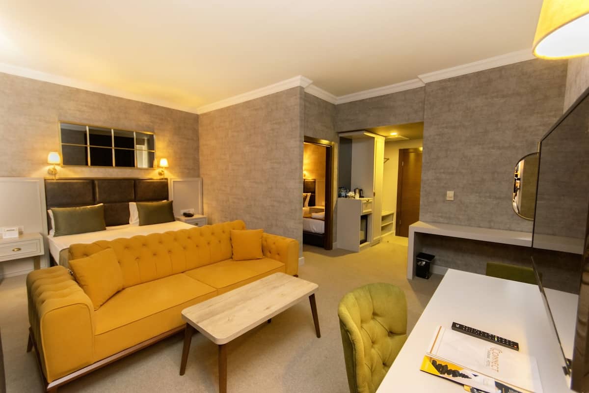 Family Suite | Egyptian cotton sheets, premium bedding, free minibar, laptop workspace