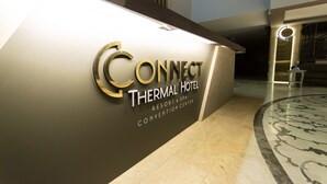 Una recepción con un letrero que dice "Connect Thermal Hotel Resort & Spa Convention Center".