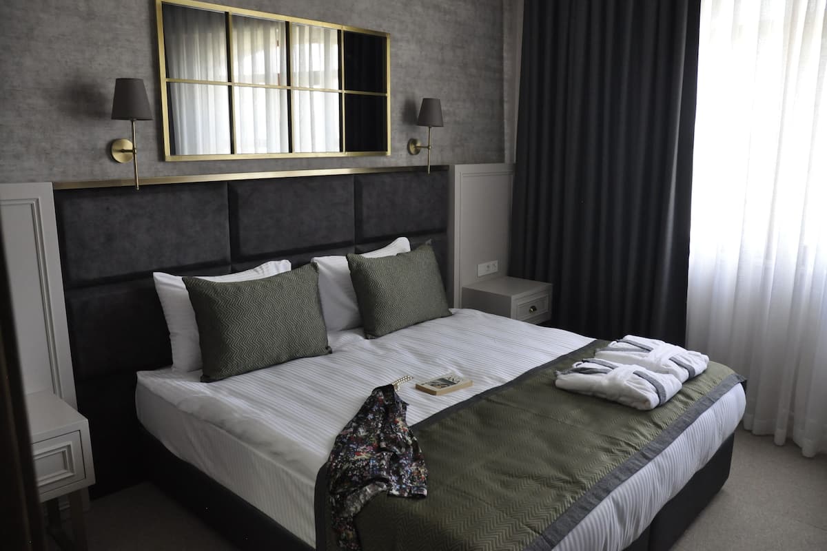 Egyptian cotton sheets, premium bedding, free minibar, laptop workspace