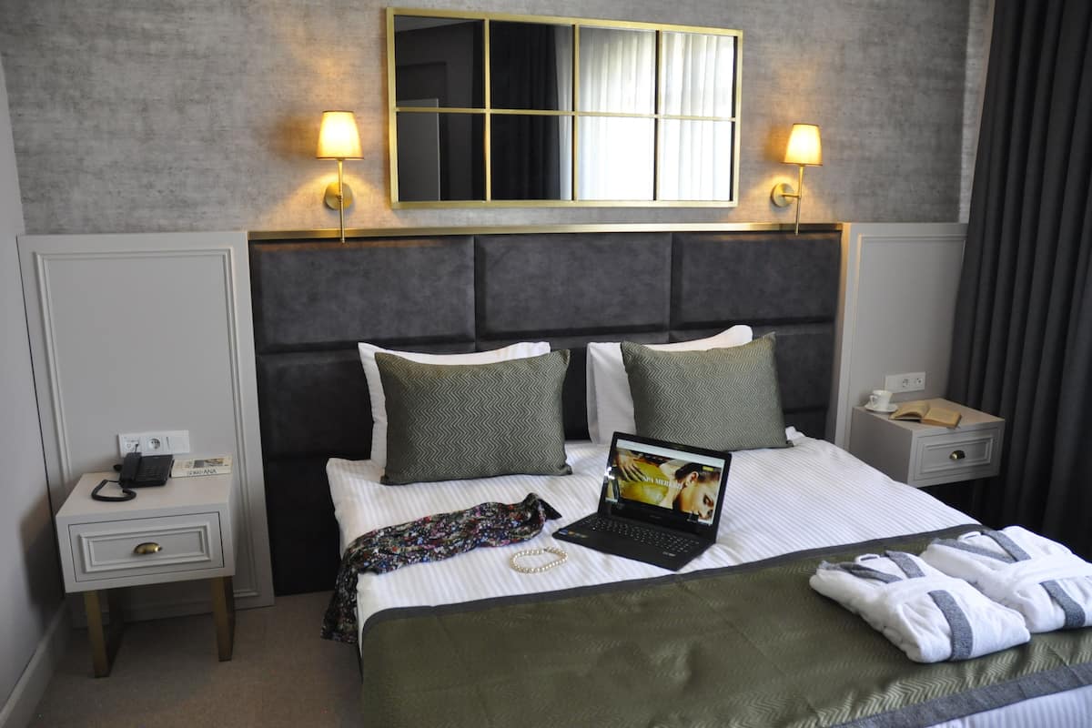 Egyptian cotton sheets, premium bedding, free minibar, laptop workspace