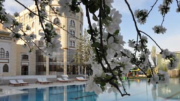 Una piscina techada, una piscina al aire libre