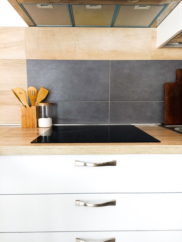 Frigorífico, microondas, horno y placa de cocina
