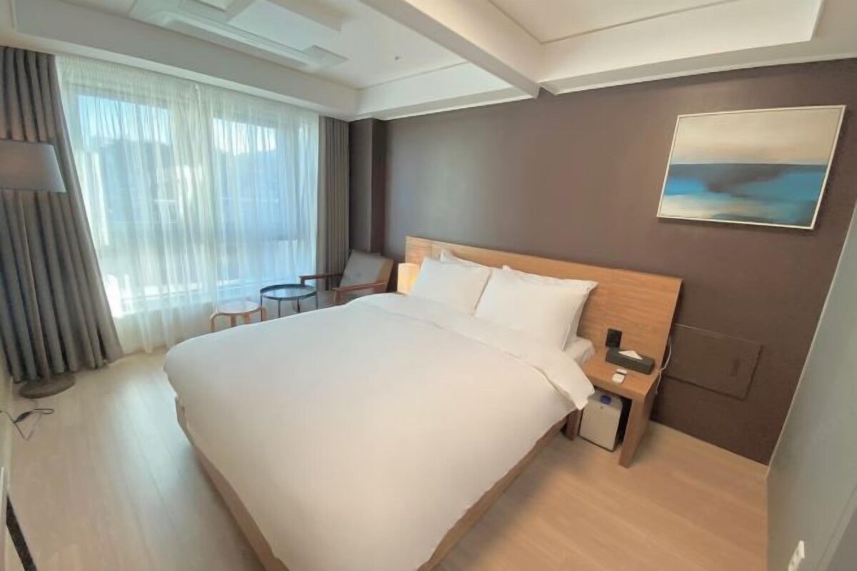 WiFi (free), bed sheets