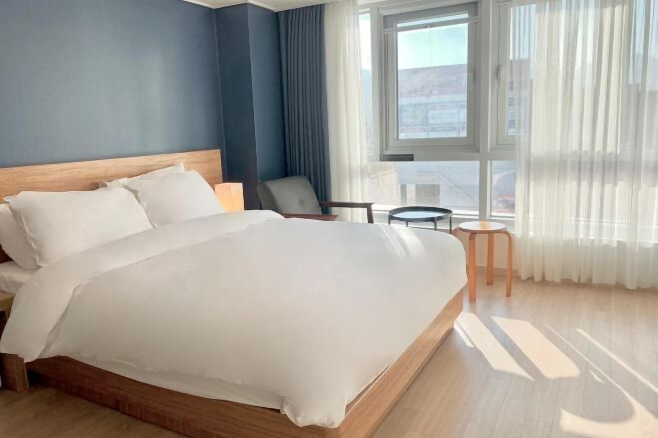 WiFi (無料)、ベッドシーツ