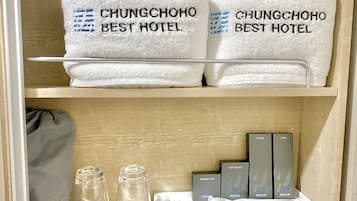 Bañera con ducha, artículos de tocador gratuitos, secador de pelo, batas