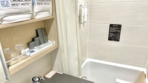 Bañera con ducha, artículos de tocador gratuitos, secador de pelo, batas