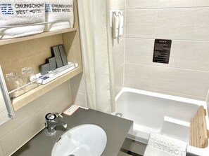 Bañera con ducha, artículos de tocador gratuitos, secador de pelo, batas