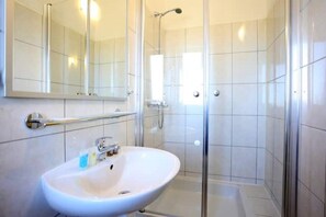 Casa família | Banheiro | Secador de cabelo, toalhas de banho, sabonete, papel higiênico