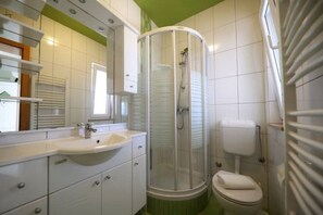 Casa família | Banheiro | Secador de cabelo, toalhas de banho, sabonete, papel higiênico