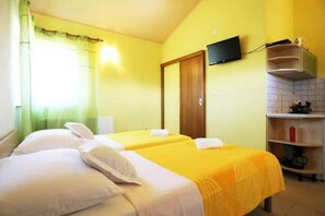 4 habitaciones, decoración personalizada y muebles diferentes 