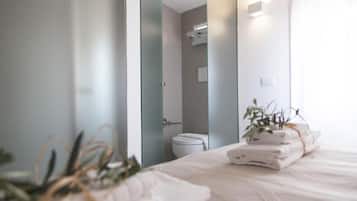 Douche, sĂšche-cheveux, serviettes fournies, savon