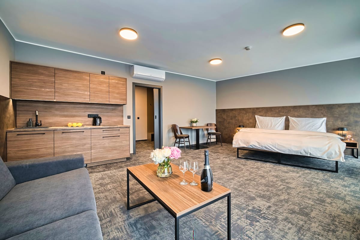 1 bedroom, premium bedding, Select Comfort beds, desk