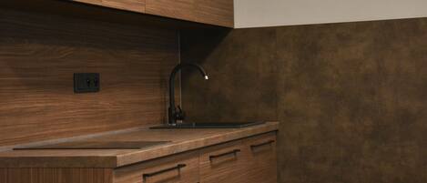 Una cocina moderna con armarios de madera y un grifo negro.