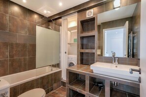 Badewanne, Haartrockner, Handtücher