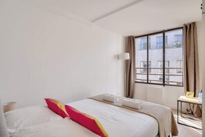 2 bedrooms, desk, iron/ironing board, travel crib - Amazing loft between Le Marais and Bastille (Paris)