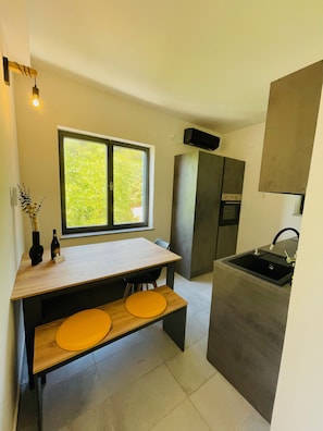 Een koelkast, een magnetron, een oven, een kookplaat