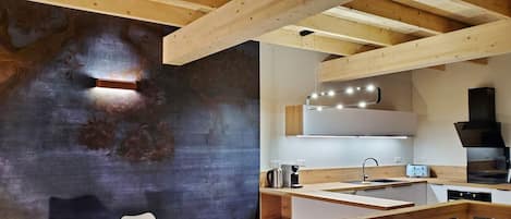 Fridge, oven, stovetop, dishwasher