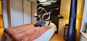 4 chambres, bureau, système d’insonorisation, fer et planche à repasser