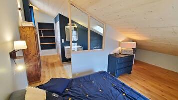 4 bedrooms, desk, soundproofing, iron/ironing board