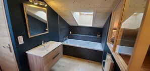 Baignoire, séchoir à cheveux, serviettes fournies, papier de toilette